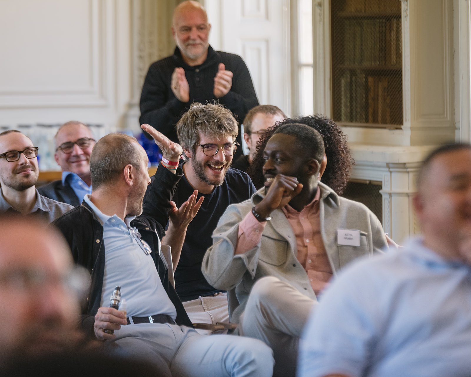 Participant célébrant lors succès lors  d'une conférence de clôture de seminaire en plénière
