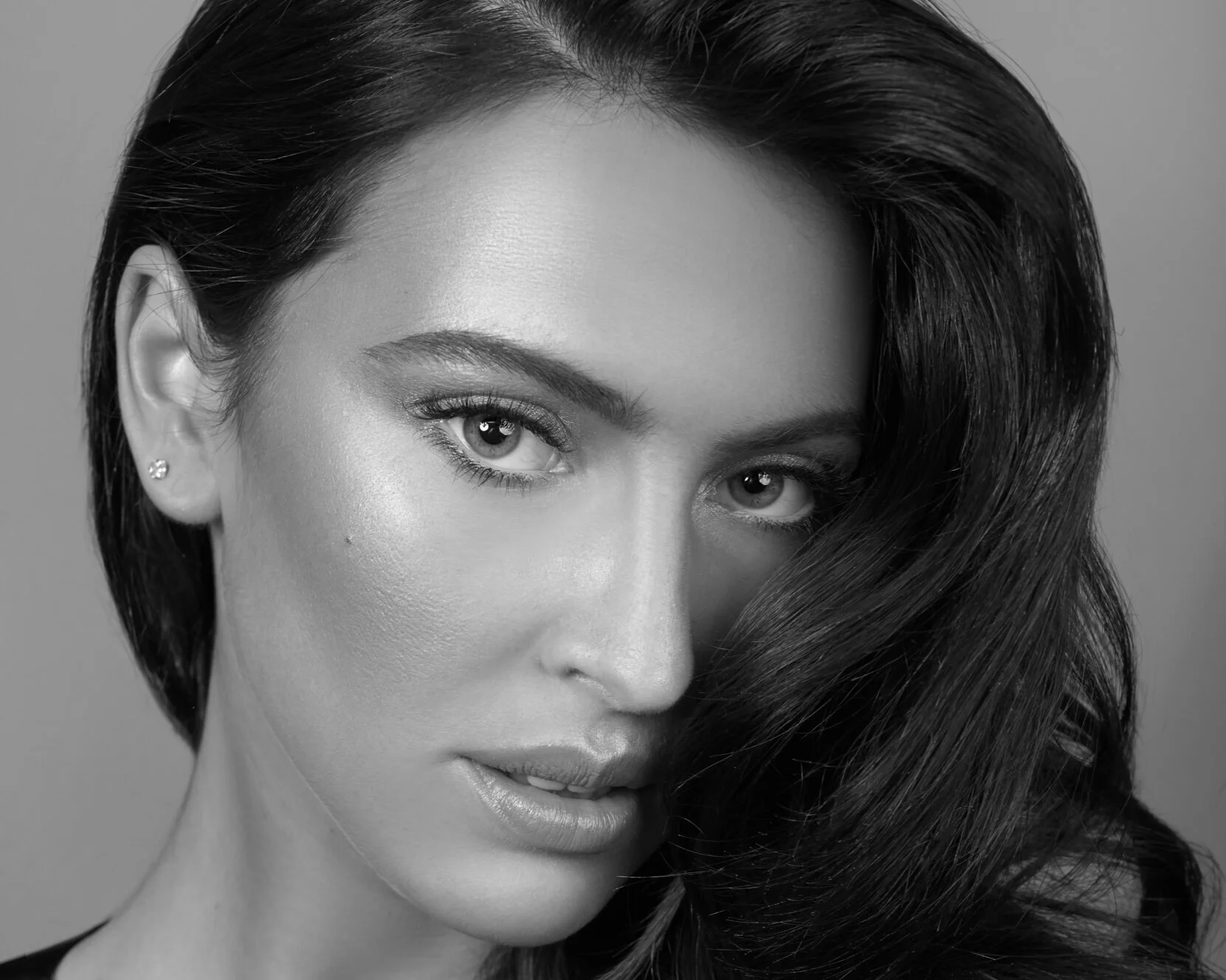 image of anastasia ings wearing a hybrid set of eyelash extensions by Asma Docrat