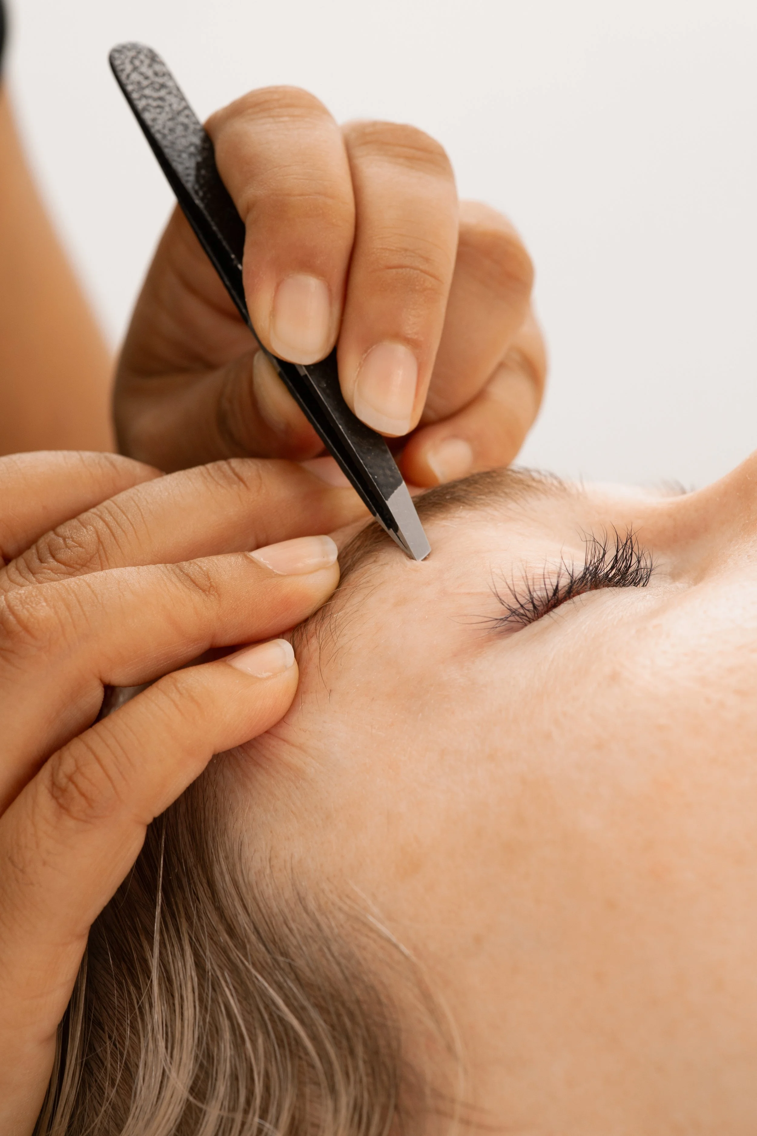 image of brow shaping in east london by asma docrat