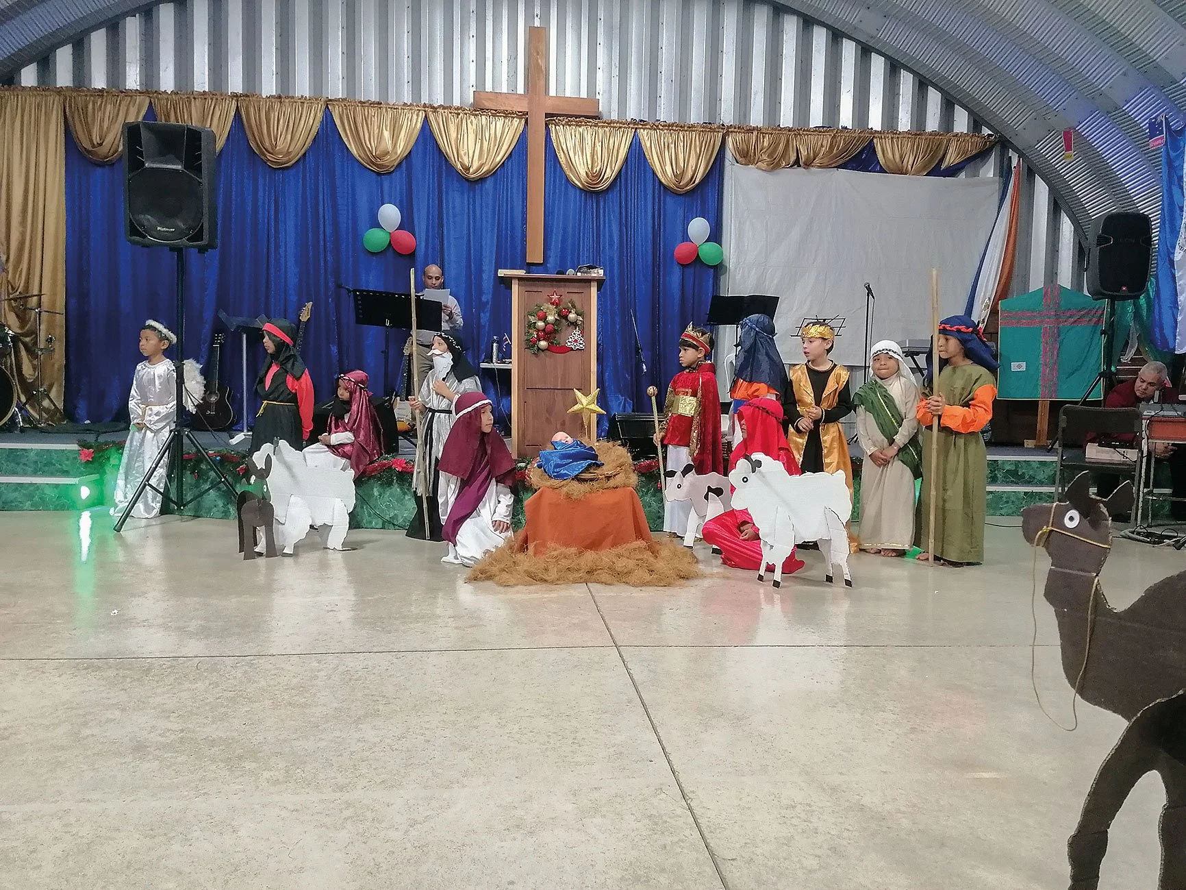 Szene aus einem Weihnachtsspiel in Costa Rica, Mittelamerika – zeigt den Wunsch nach Frieden auf Erden.