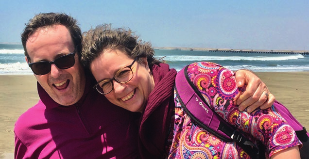 Lachendes Schweizer Ehepaar Jürg und Mirjam Hofer am Strand von Lima, Peru – ihrem Einsatzland in Südamerika.