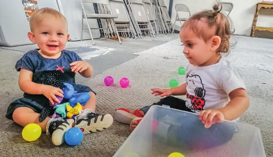 Zwei Kleinkinder sitzen auf dem Boden und spielen mit farbigen Bällen. Jessica berichtet über ihre Erfahrungen im Kurzzeiteinsatz in Costa Rica – und wie unterschiedlich die Lebenswelten der Kinder in Mittelamerika und ihrer sind.