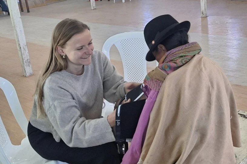 Striderin Priska misst bei einer indigenen Person den Blutdruck während ihres Kurzeinsatzes in Ecuador, Südamerika.