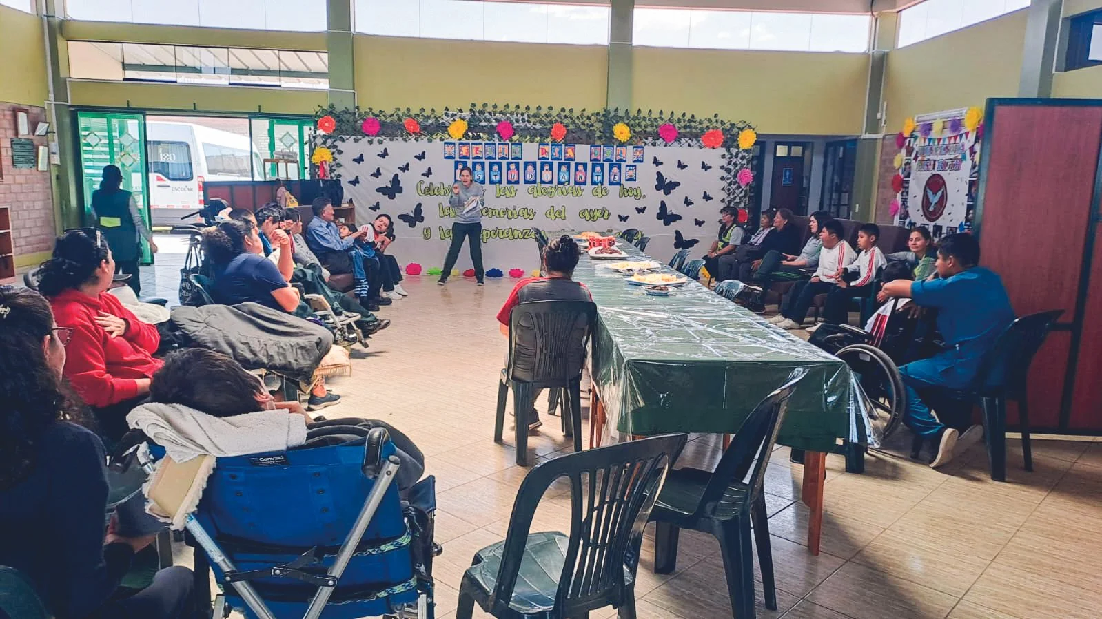 Rahel im Unterricht mit Kindern und Jugendlichen mit Beeinträchtigung. Als Langzeitmitarbeiterin in Peru erlebt sie Wachstum in vielen kleinen Schritten in Südamerika.