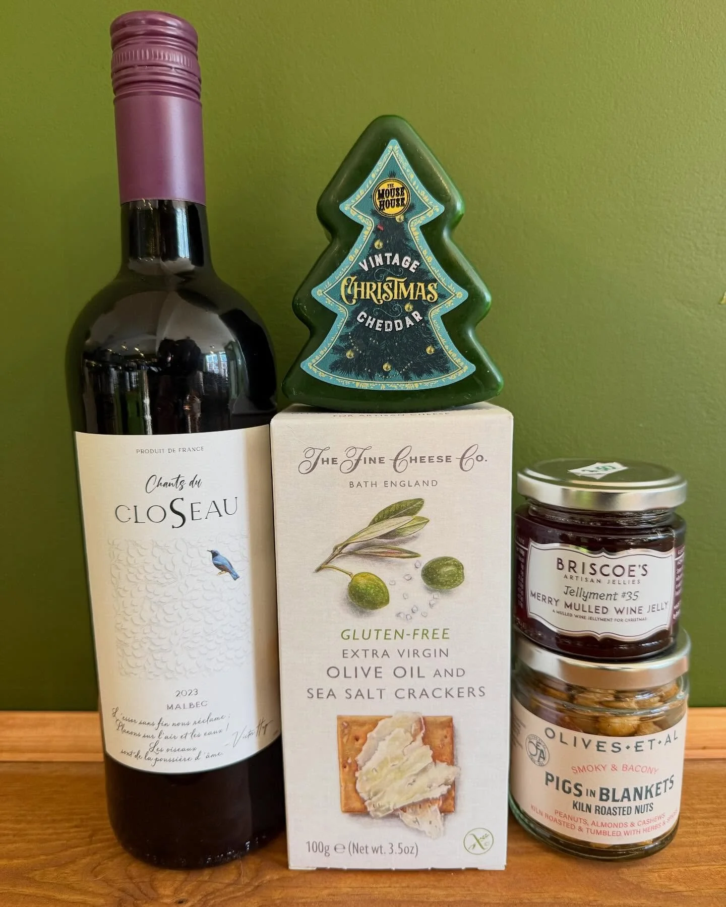 Perfect hamper for a perfect evening in 📺🍷🧀

&pound;30 includes:
@olivesetal pigs in blankets roasted nuts
@justsobriscoes merry mulled wine jelly
@thefinecheeseco crackers
@mousehousecheeseco Christmas cheddar
Chants du Closeau Malbec