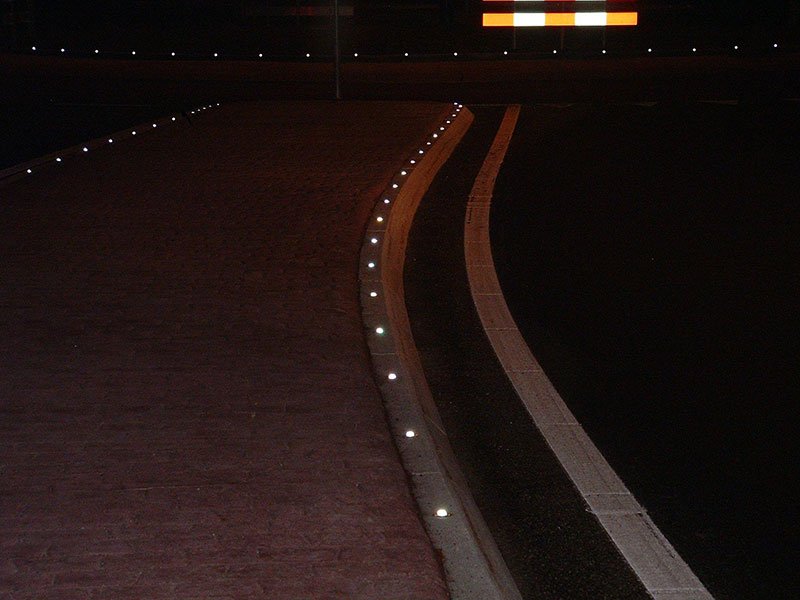 REFLECT-IT KERB STUDS.jpg