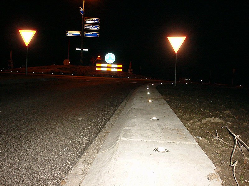 REFLECT-IT - KERB STUDS.jpg