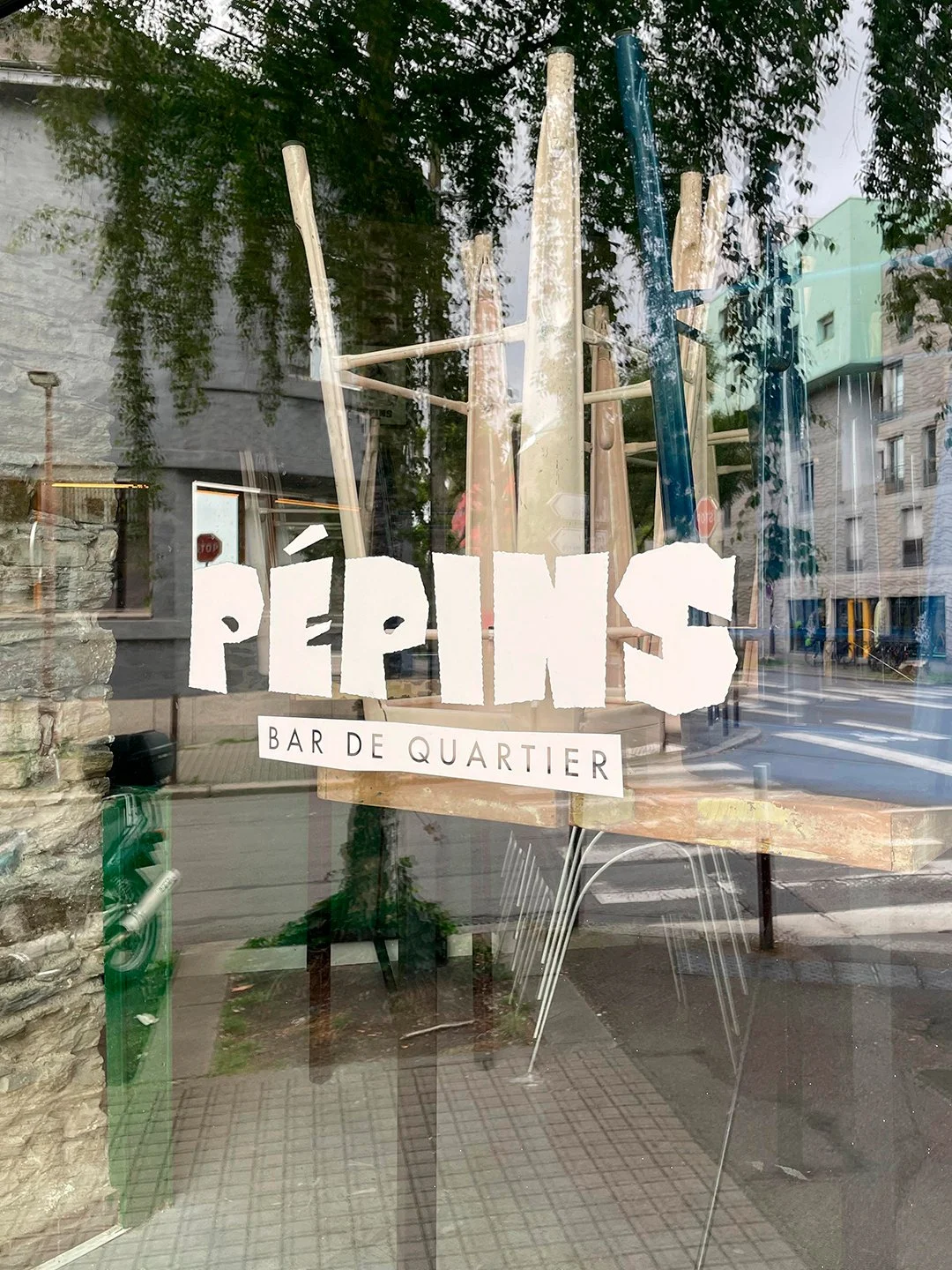 devanture de bar Pepins Nantes stickers