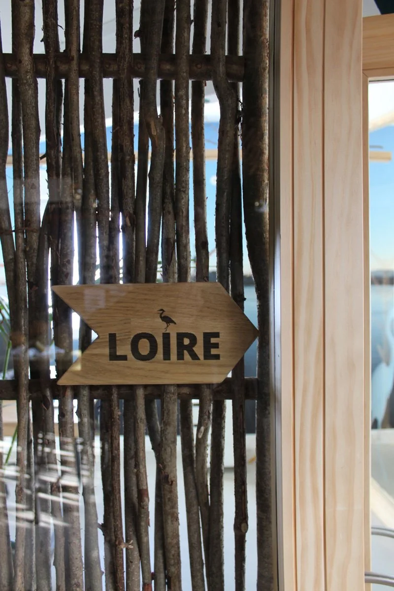 Signalétique intérieure en gravure laser sur panneau, affichant des informations claires et esthétiques pour les utilisateurs de l'espace de coworking.