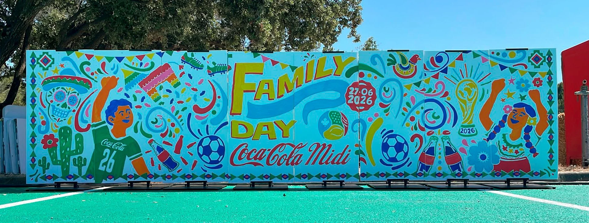 Grande fresque participative et colorée inspirée du Mexique, mêlant illustrations de cactus, fleurs, soleil et univers Coca-Cola, réalisée lors d'une animation de team building et d'un événement familial dans le sud de la France.