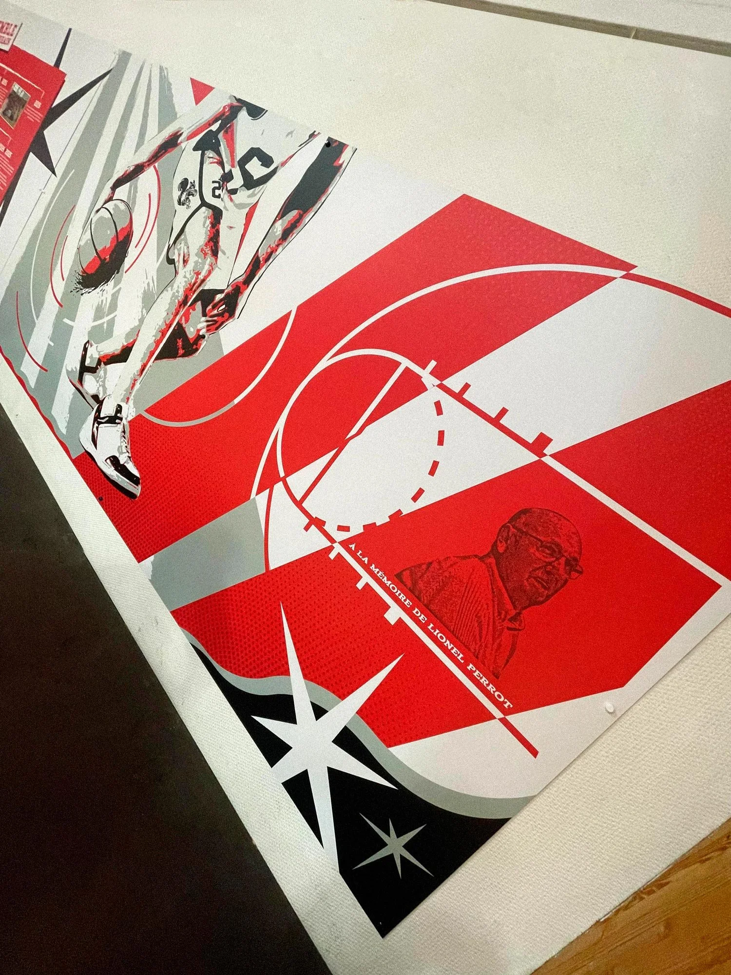 Détail d'un panneau de la fresque mettant en lumière les réussites récentes du club, avec des éléments graphiques modernes et colorés.