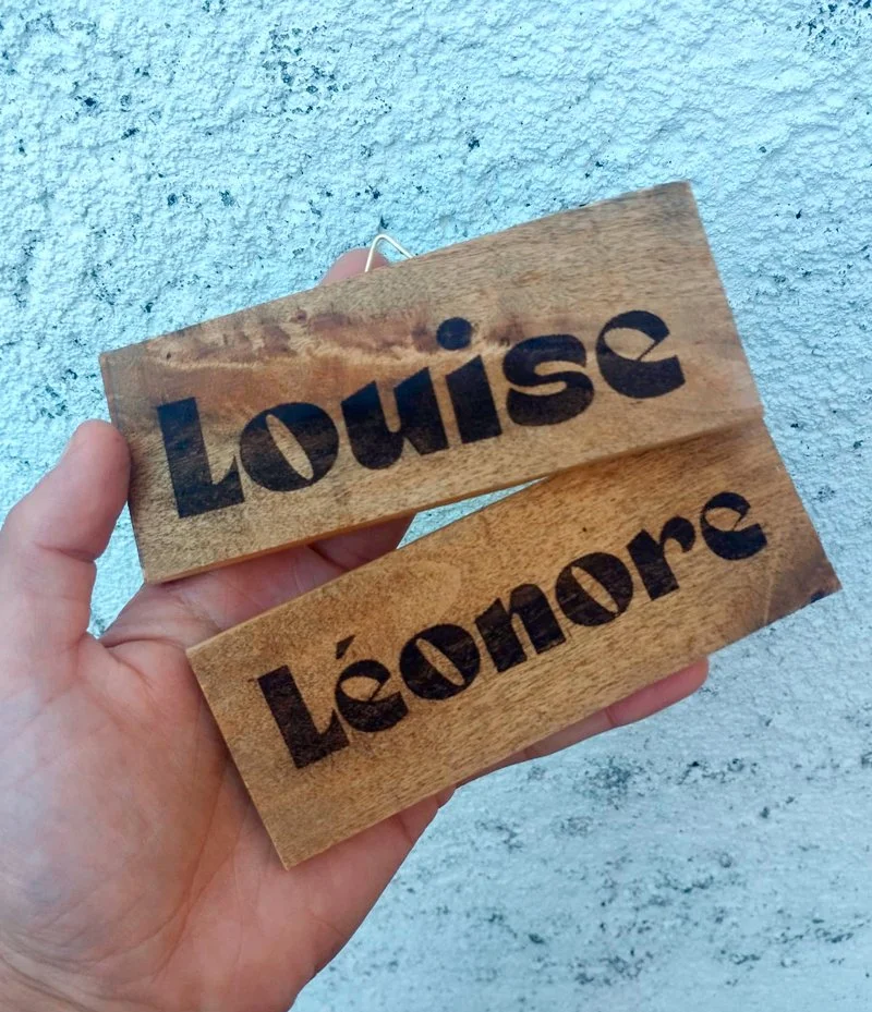 Gravure de prénoms sur bois personnalisée, création artisanale unique pour décoration, cadeaux personnalisés et souvenirs durables