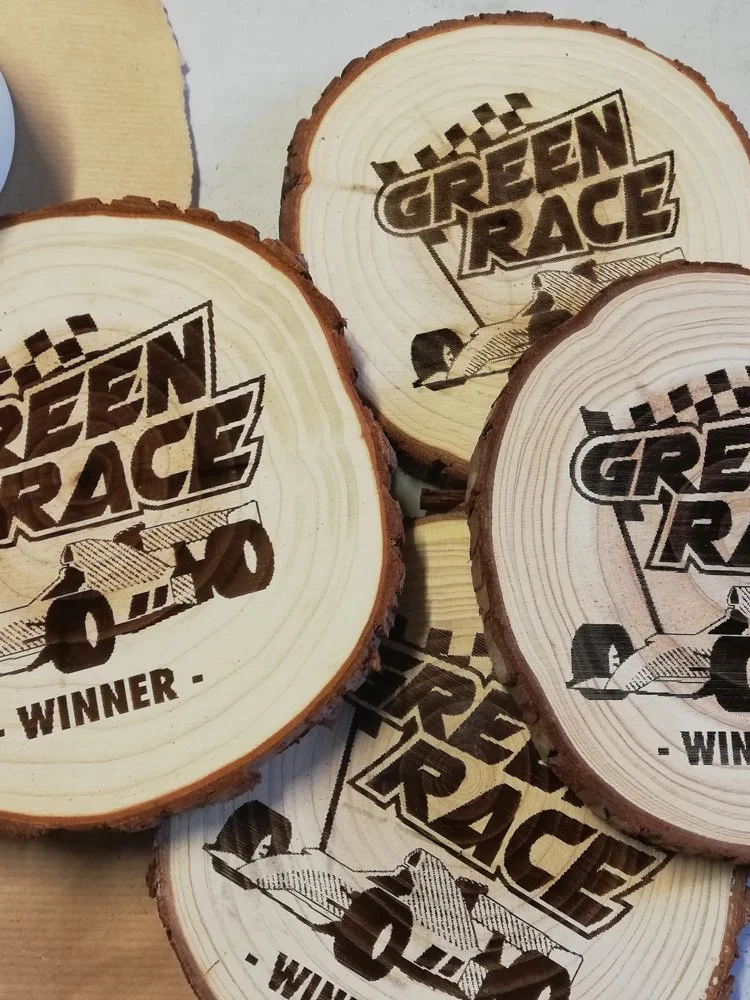 Médailles en bois gravées au laser sur rondins naturels, personnalisées pour récompenser les gagnants de courses, trails et événements sportifs.
