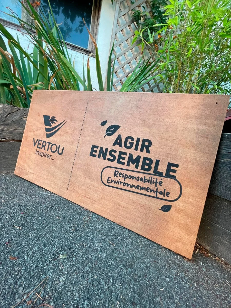 Gravure sur panneau en bois personnalisée pour mairie, idéale pour stands, événements et signalétique institutionnelle avec finition soignée et durable.