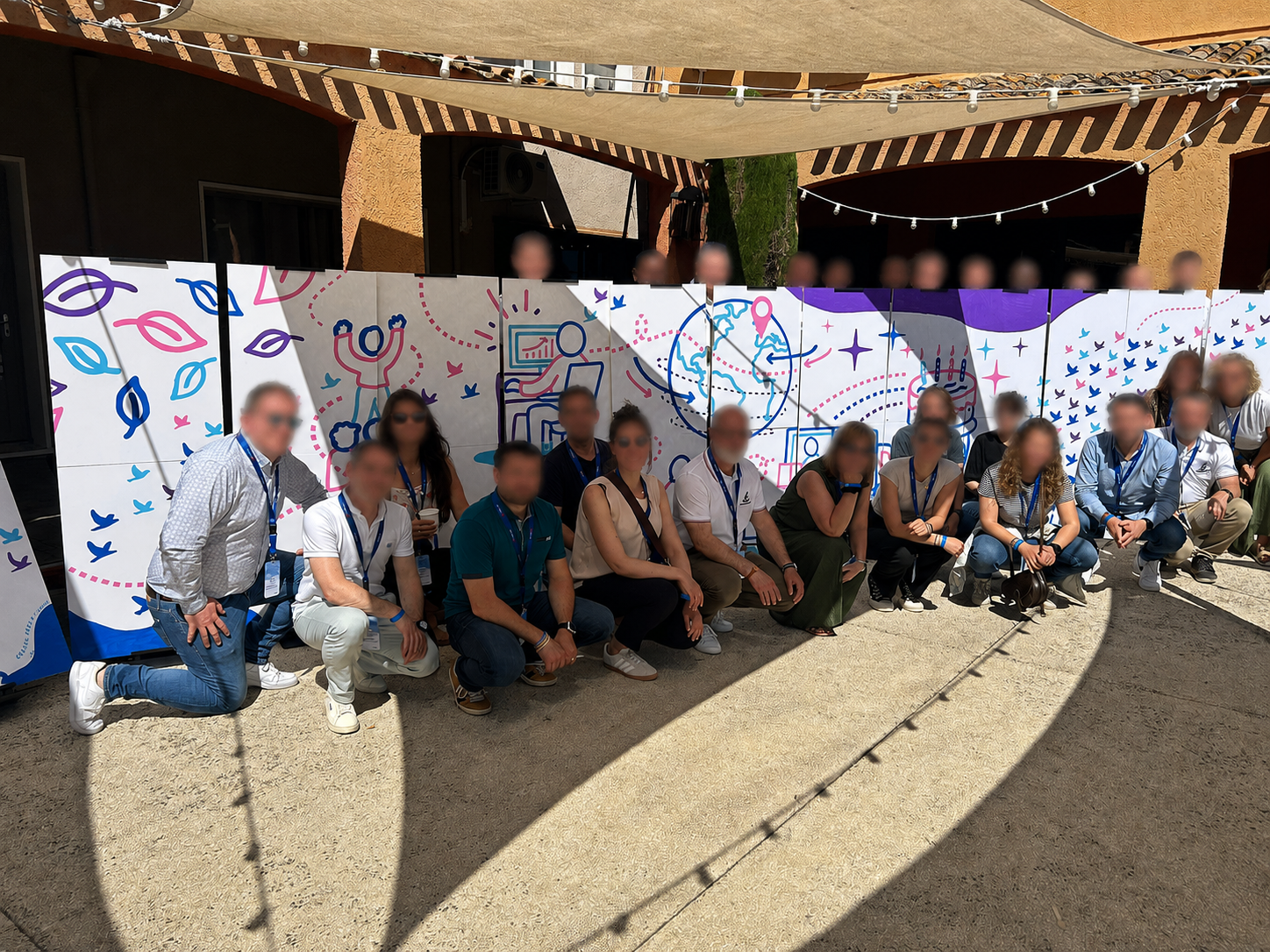 Équipe entreprise participant à une fresque collaborative lors d’un team building artistique en extérieur, favorisant la cohésion d’équipe, la créativité et l’intelligence collective.