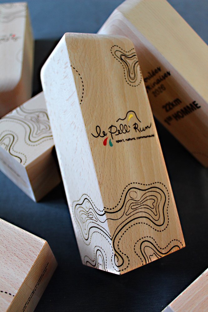 Trophées en bois gravés et peints à la main pour courses à pied, récompenses personnalisées avec finition artisanale pour événements sportifs.