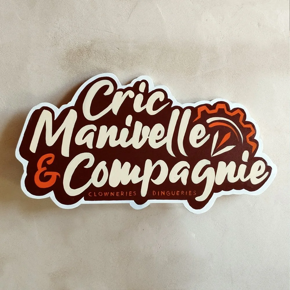 Enseigne en bois peinte à la main pour l'association de spectacle et art de rue "Cric Manivelle & Compagnie", affichant le logo coloré et ludique de l'association.