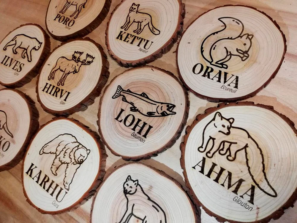 Médailles en bois gravées au laser sur rondins naturels, personnalisées pour récompenser les gagnants de courses, trails et événements sportifs.
