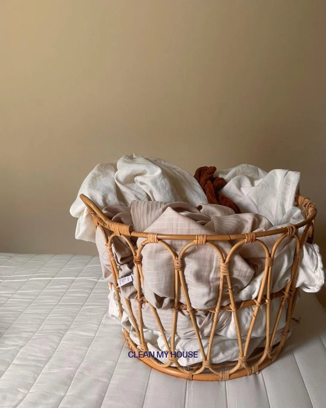 Vous vous sentez d&eacute;pass&eacute; par votre linge ?

Pas de souci, faites appel &agrave; nos services, nous nous occupons de votre lessive, votre repassage, et m&ecirc;me votre raccommodage.
Contactez-nous d&egrave;s maintenant !

#cleanmyhouseb