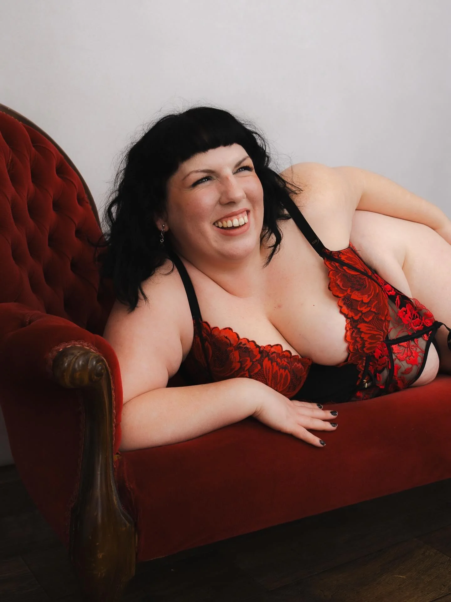 Warning: This post may contain TRUTH ⚠️

1️⃣ At Her Power Her Lens, we don&rsquo;t manipulate image. There&rsquo;s nothing to &lsquo;fix&rsquo; in you or your body. Instead we work boudoir posing which will enhance your best features.
2️⃣ Every scar,