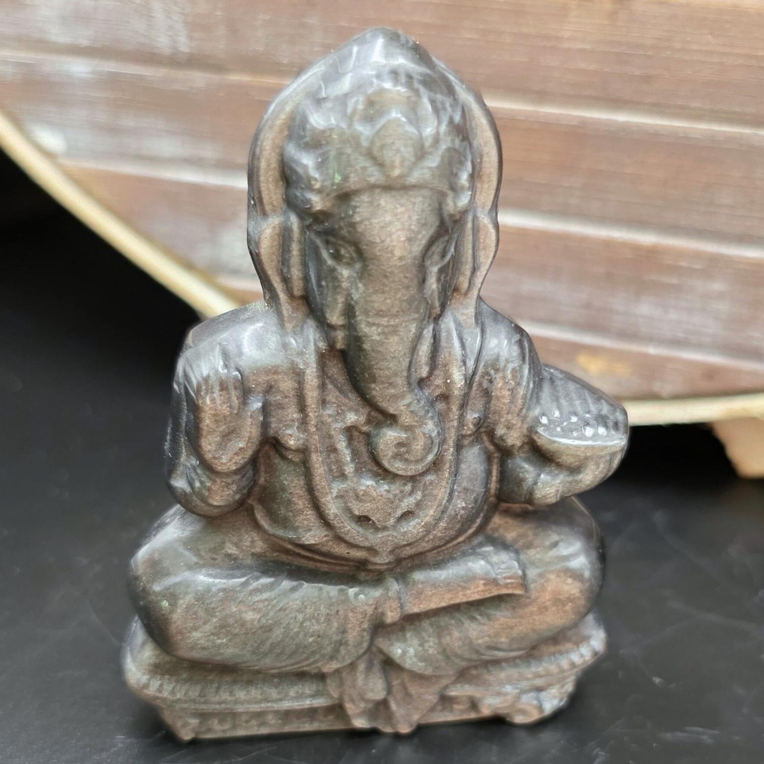 Ganesha Figur aus Silber Obsidian sitzend, die silbernen Reflexe sind sichtbar