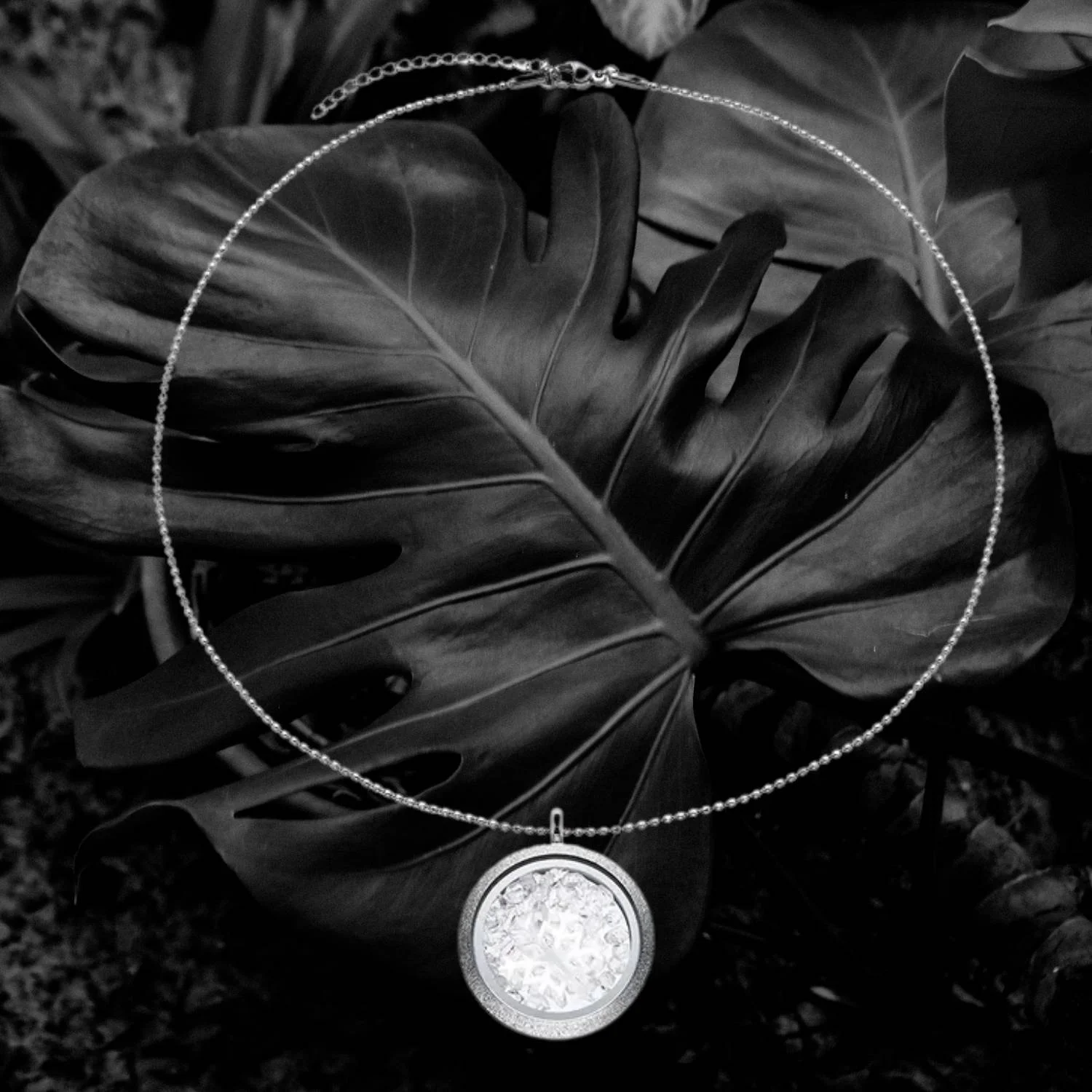 Herkimer Bergkristall Anhänger Edelstahl mit Kette – Schneeflocke Perlmutt – 3,5 cm - PRANA Edelsteine – Handgefertigter Edelsteinschmuck