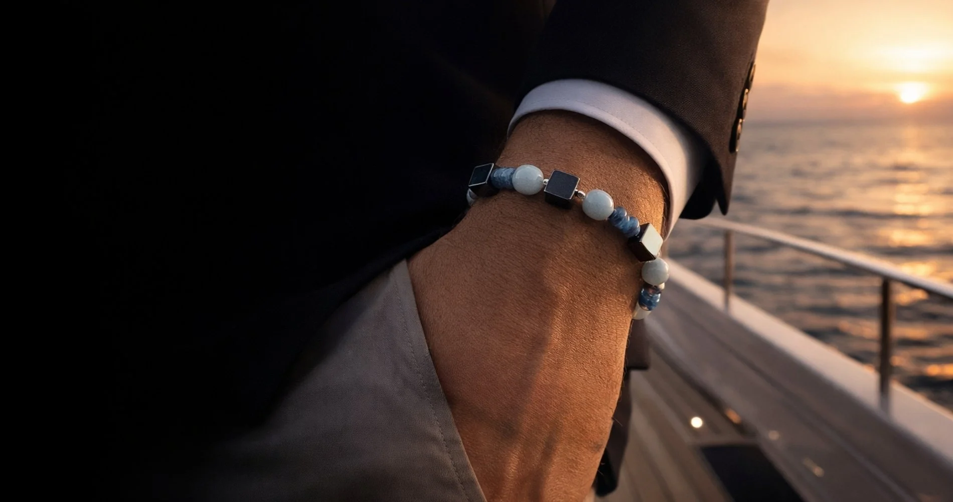 Modern Alchemy Armband mit Aquamarin und 925 Silber Bootsschäkel auf Yacht bei Sonnenuntergang