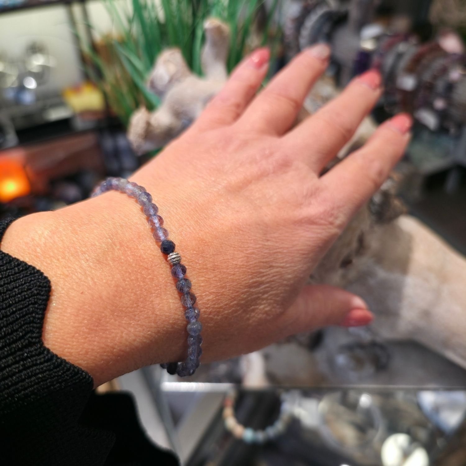 Zartes Iolith Armband aus facettierten Kugeln mit 925 Silberperle, auf elastischem Band, getragen am Handgelenk – spiritueller Schmuck für Klarheit und Ausrichtung