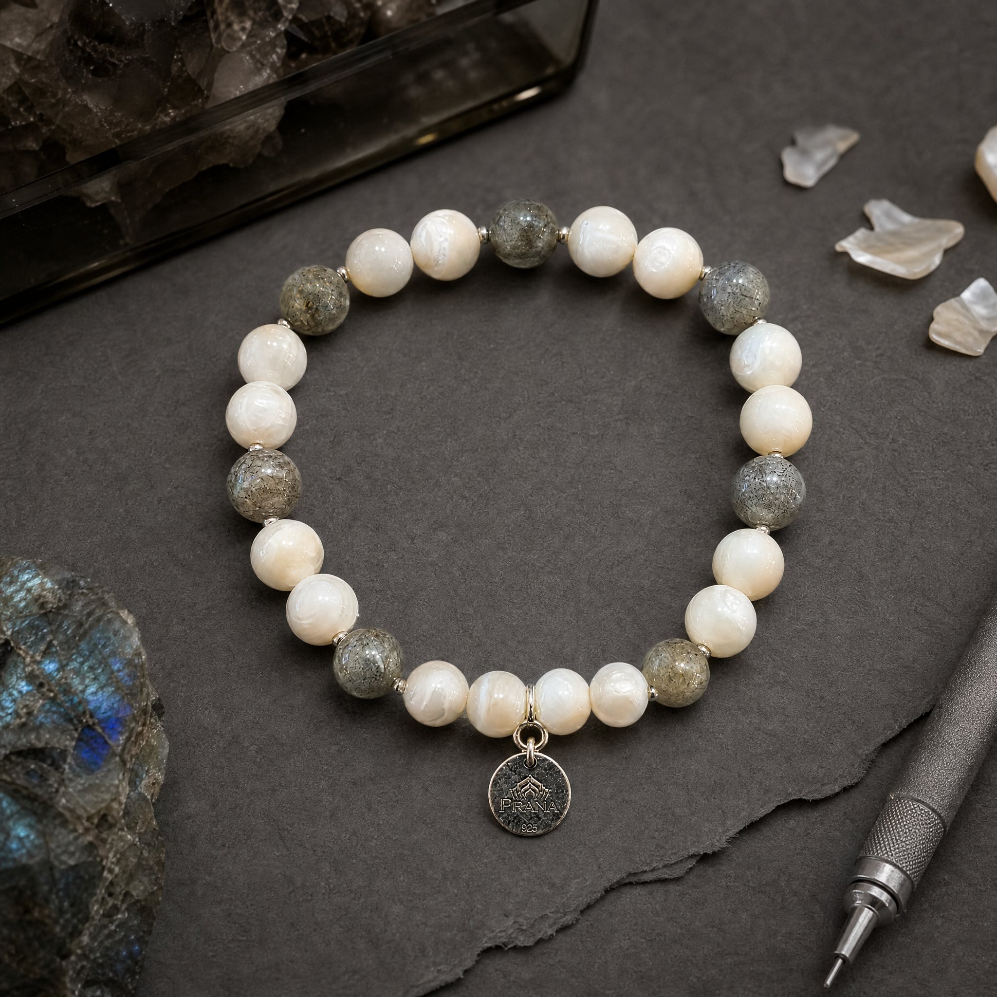 PELAGIA - Nebel & Mond Armband mit Labradorit & Süßwasserperlen, 925 Silber - PRANA Edelsteine – Handgefertigter Edelsteinschmuck