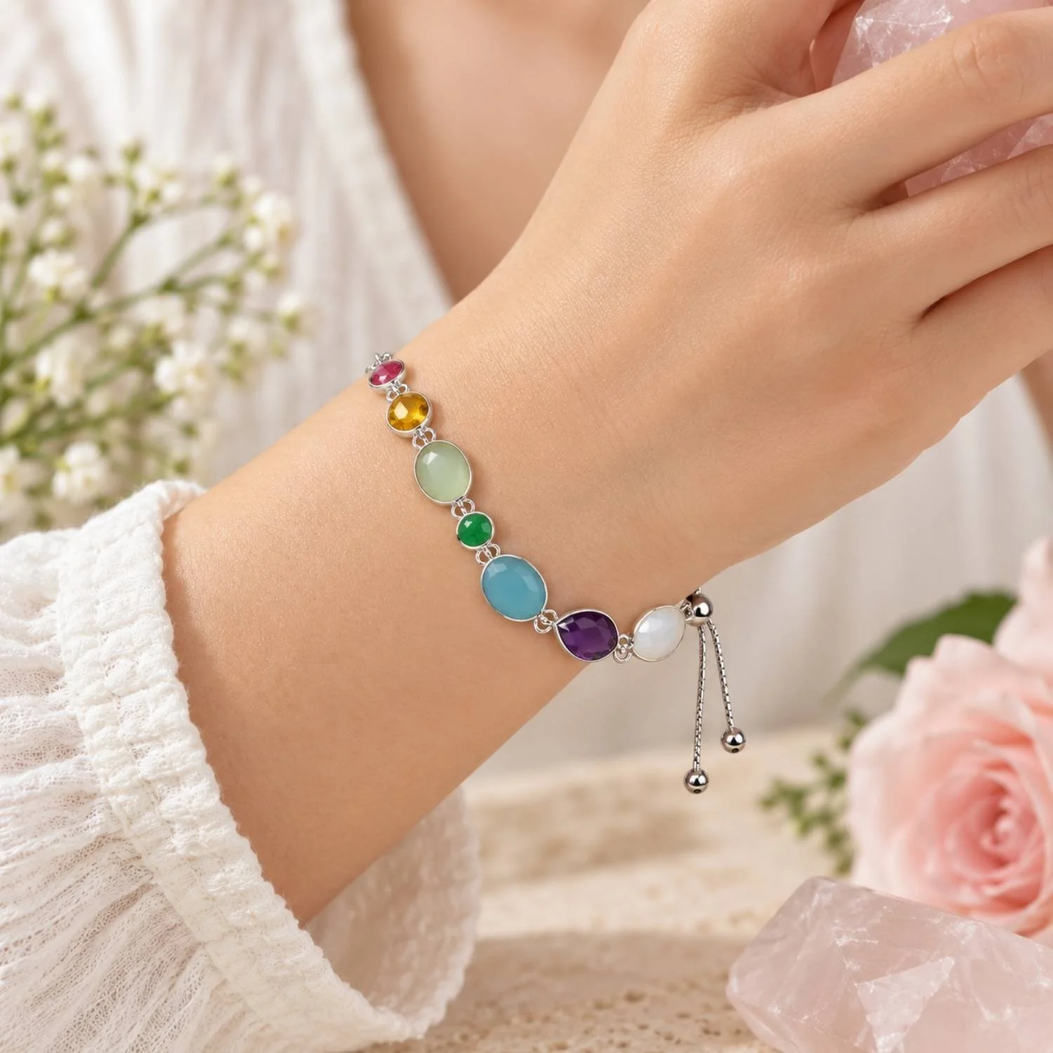 Handgefertigtes Chakra-Armband aus 925 Sterlingsilber mit roter Jade, Citrin, Chalcedon, grüner Jade, Amethyst und Mondstein am Handgelenk einer Frau