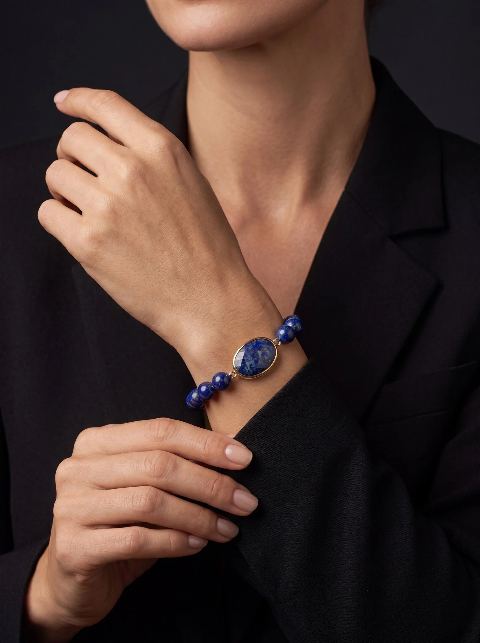 VESPERA – Lapis Lazuli Armband mit vergoldetem Medaillon - PRANA Edelsteine – Handgefertigter Edelsteinschmuck