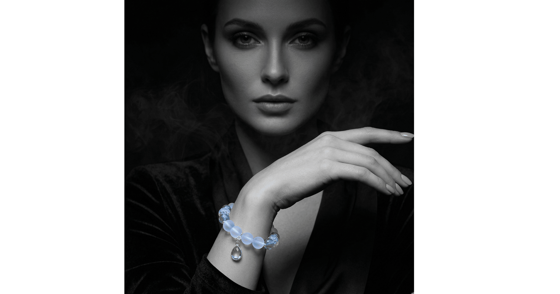 Frau in Schwarz-Weiß trägt Muranoglas Armband mit Aqua Aura, mattem Bergkristall, Blautopas und 925 Silber von PRANA Edelsteine
