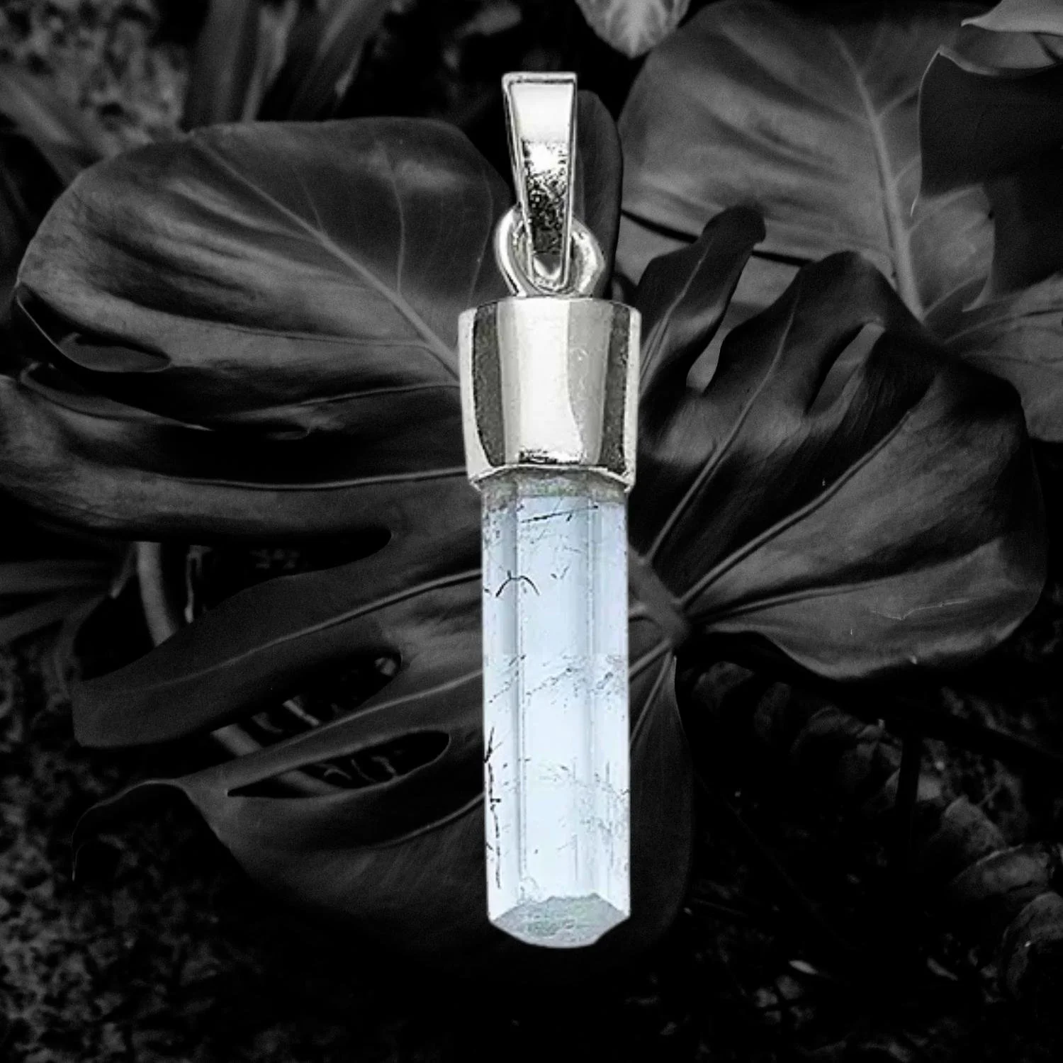 Aquamarin Kristall Anhänger 3–4 cm – 925 Silber platiniert - PRANA Edelsteine – Handgefertigter Edelsteinschmuck