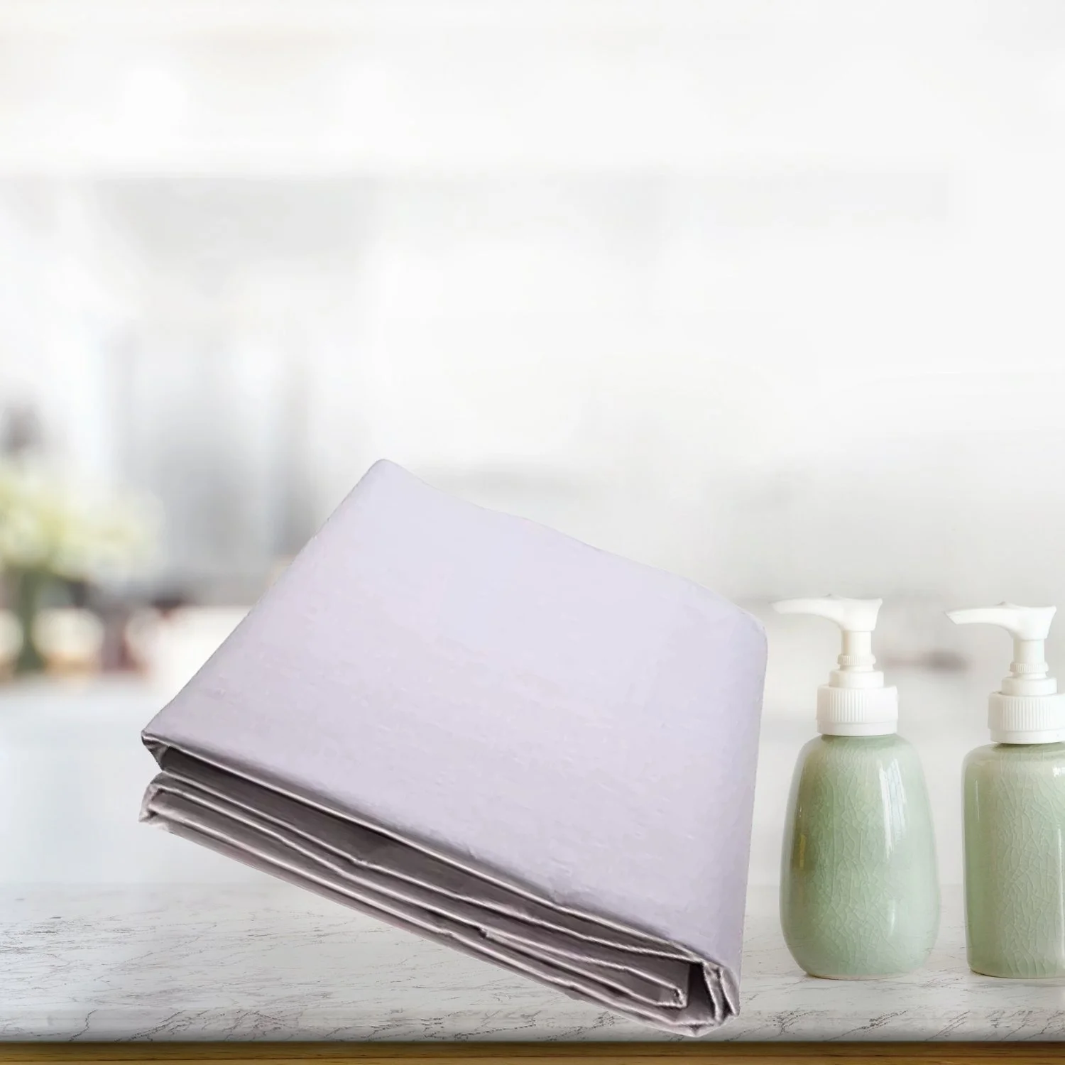 Schungit Matratzenunterlage gefaltet auf heller Oberfläche im Badezimmer oder Schlafbereich