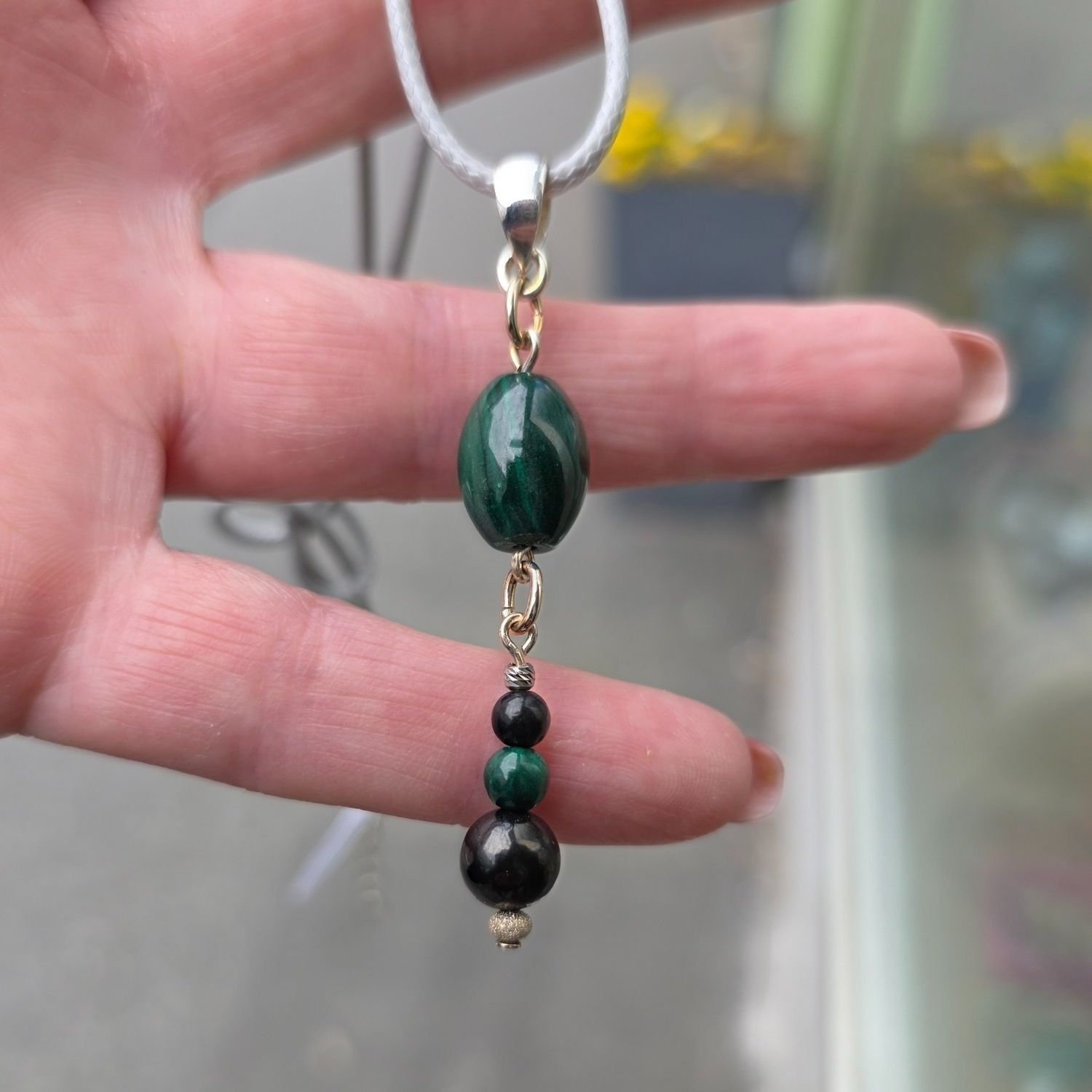 Anhänger aus Malachit und Schungit mit silberner Öse – grün-schwarzer Schutzstein Schmuck auf heller Kette