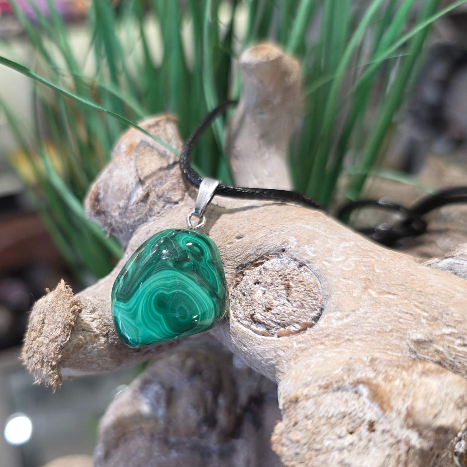 Malachit Anhänger – Edelstein mit 925 Silberöse und Kette, ca. 3 cm Länge