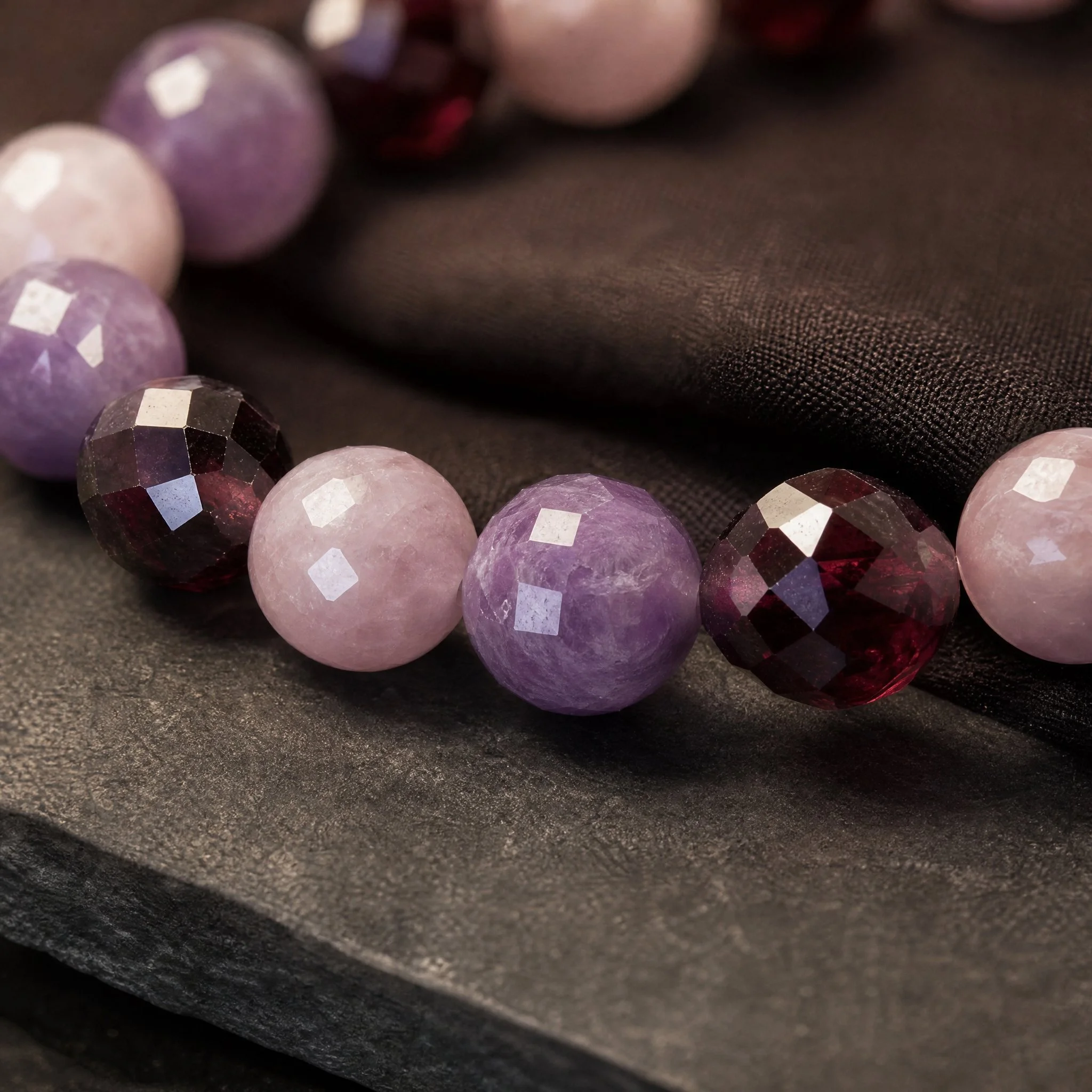 AMARA – Sugilith, Kunzit & facettierter Granat - PRANA Edelsteine – Handgefertigter Edelsteinschmuck
