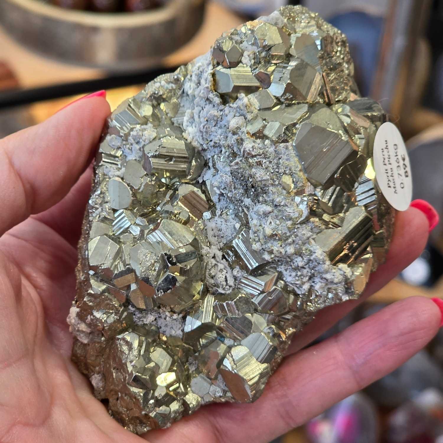 Detailansicht der Pyrit Stufe aus Machu Picchu Peru mit perfekt ausgebildeten Würfelkristallen und metallischem Glanz