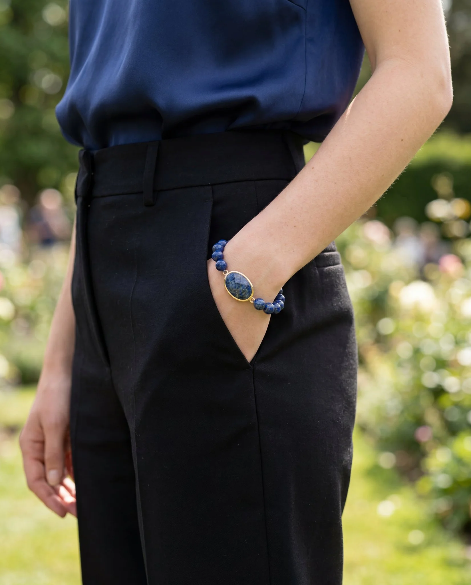 VESPERA – Lapis Lazuli Armband mit vergoldetem Medaillon - PRANA Edelsteine – Handgefertigter Edelsteinschmuck
