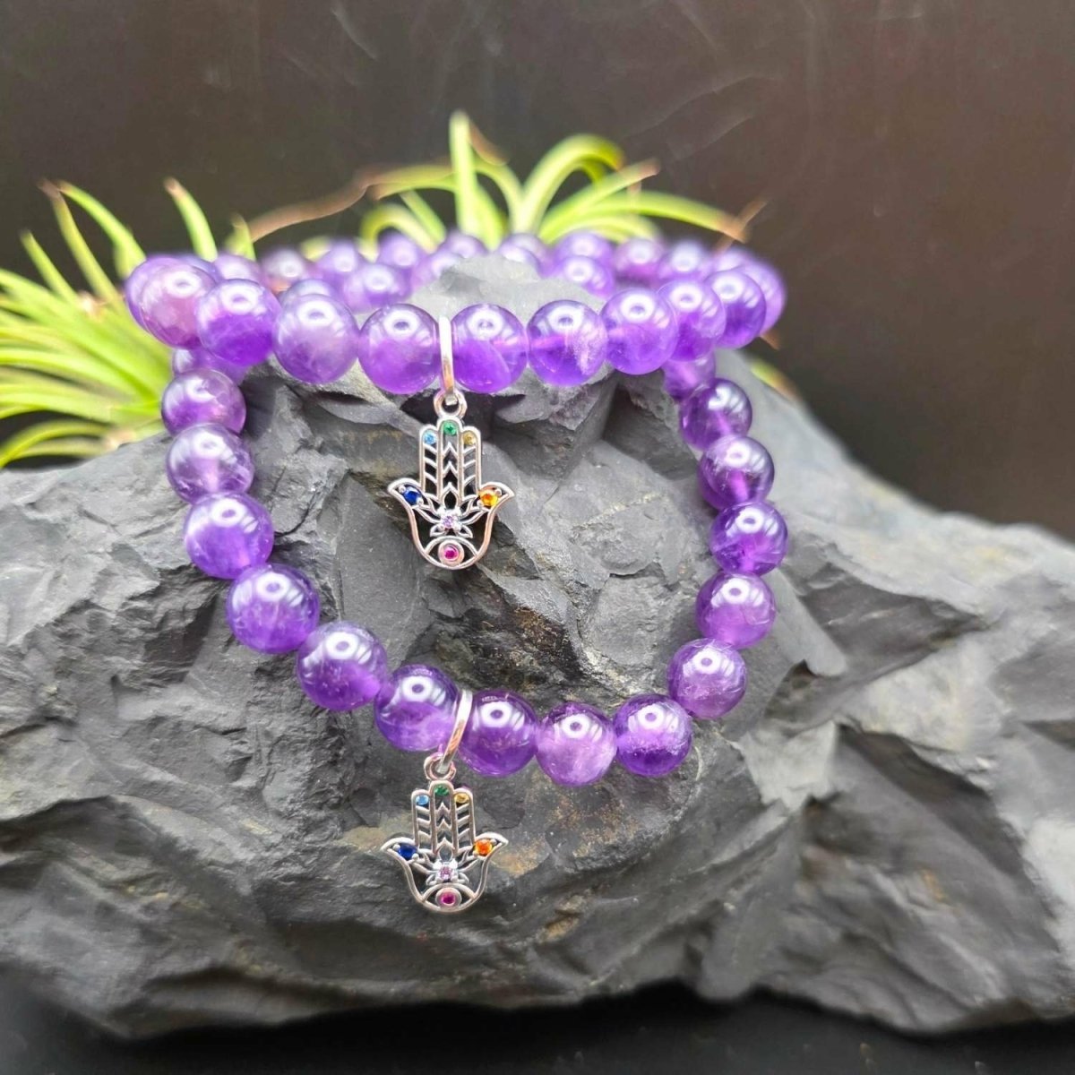 Hamsa der Klarheit – Amethyst-Armband mit Chakra-Hand - PRANA Edelsteine – Handgefertigter Edelsteinschmuck