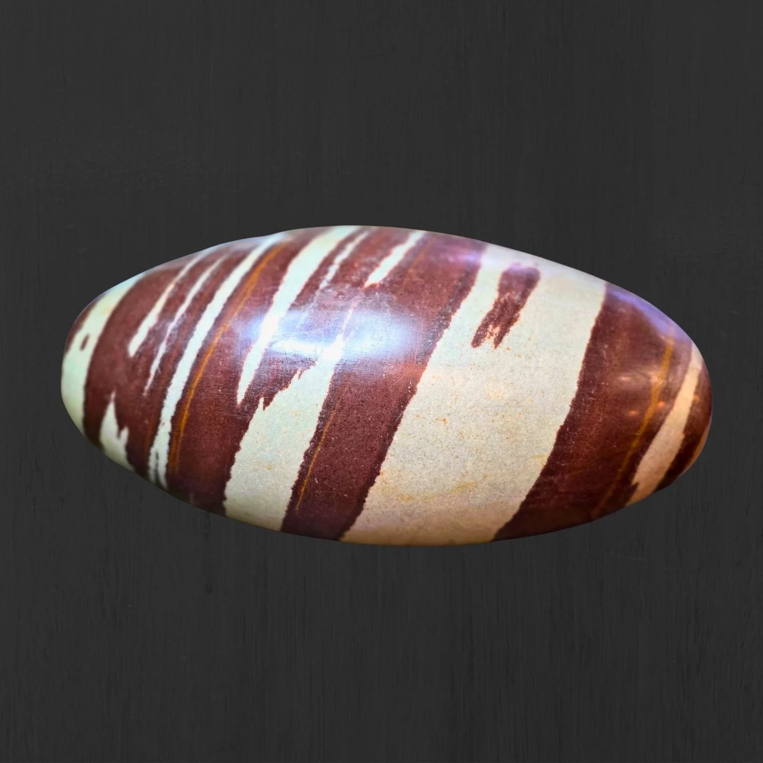 Shiva Lingam aus Indien aus dem Narmada-Fluss, polierter Naturstein in länglich-ovaler Form mit natürlicher Zeichnung