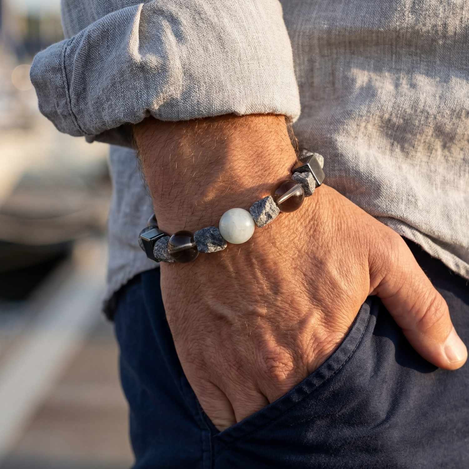 Herrenarmband Silver Tide aus Silver Aura, Aquamarin, rohem Saphir, Hämatit und 925-Silberanker am Handgelenk in elegantem maritimen Stil