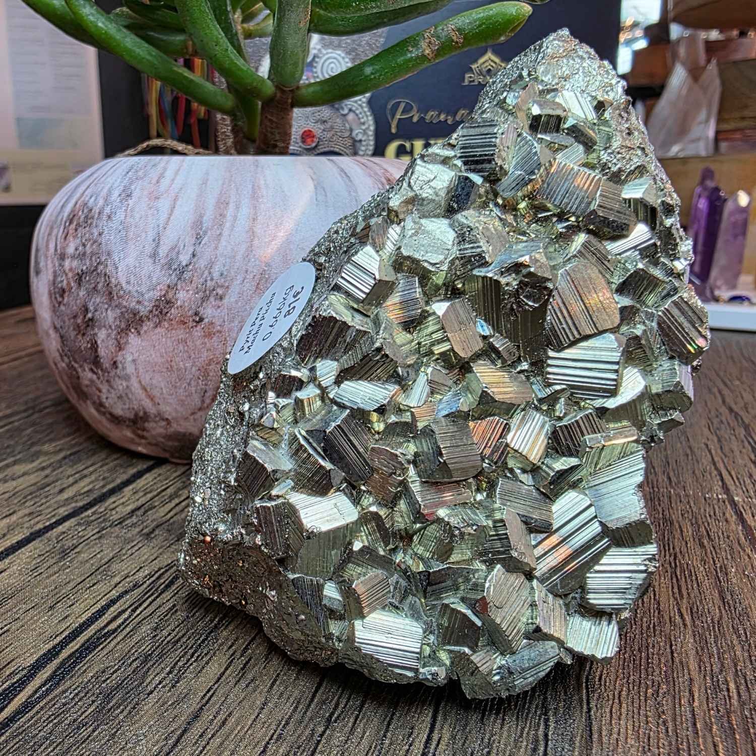 Pyrit Stufe Sammlerqualität aus Peru mit dichter Kristallbesetzung auf natürlicher Matrix