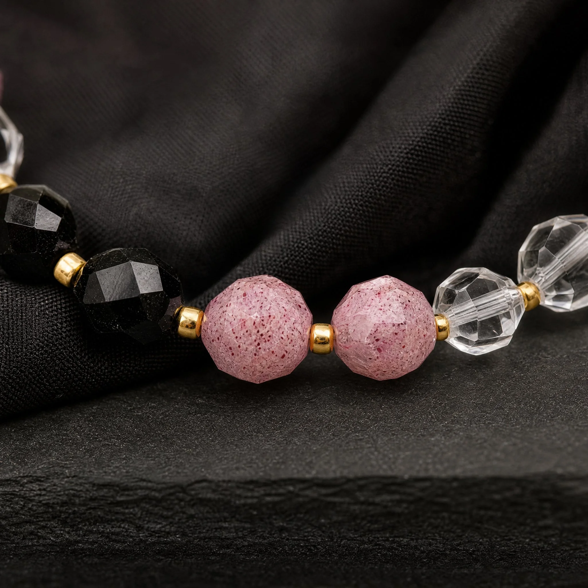 LYSARA - Schwarzer Turmalin, Bergkristall, Erdbeerquarz Armband "Schutz & Herzensklarheit" | Facettierte Rondelle 8mm - PRANA Edelsteine – Handgefertigter Edelsteinschmuck