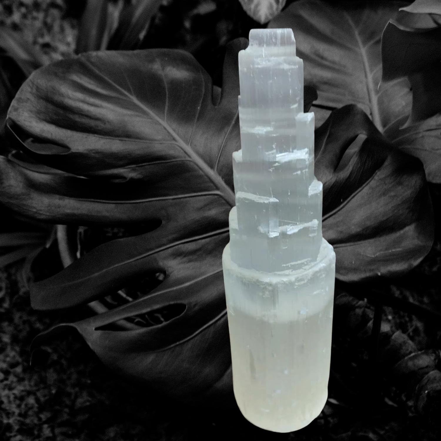 Natursteinlampe aus Selenit in 30 cm Höhe mit heller Kristallstruktur