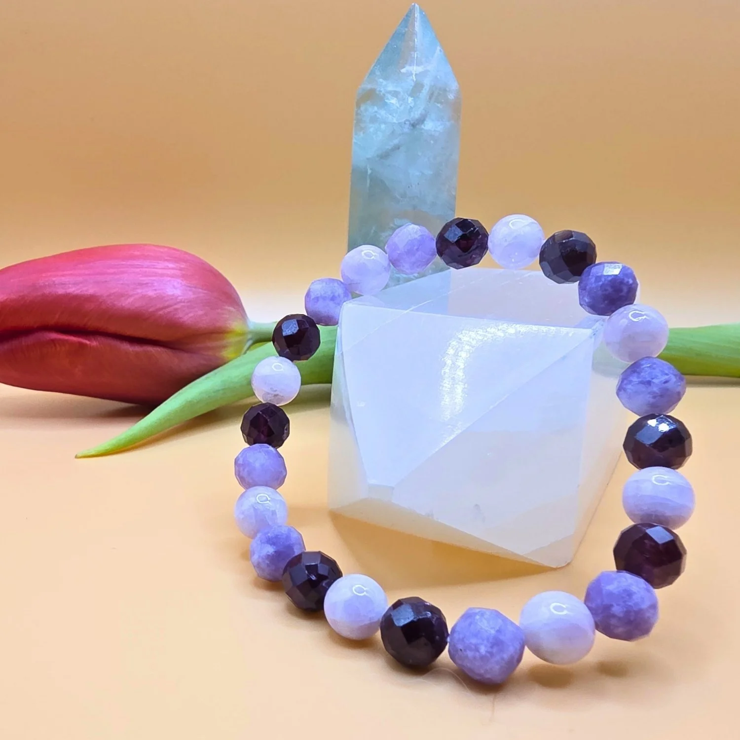 Armband Herzensmut – Sugilith, Kunzit & facettierter Granat - PRANA Edelsteine – Handgefertigter Edelsteinschmuck