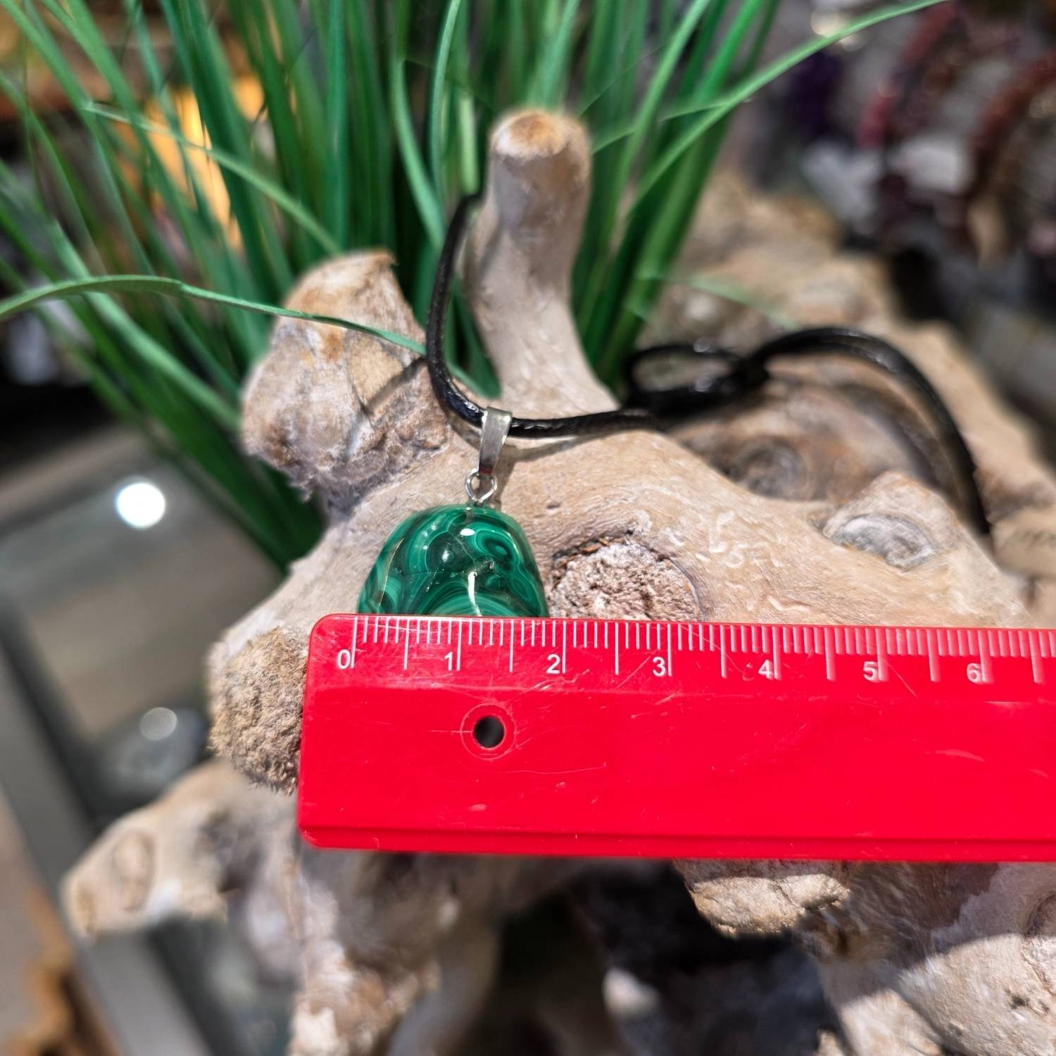Malachit Anhänger mit Maßstab – Edelstein mit 925 Silberöse und Kette