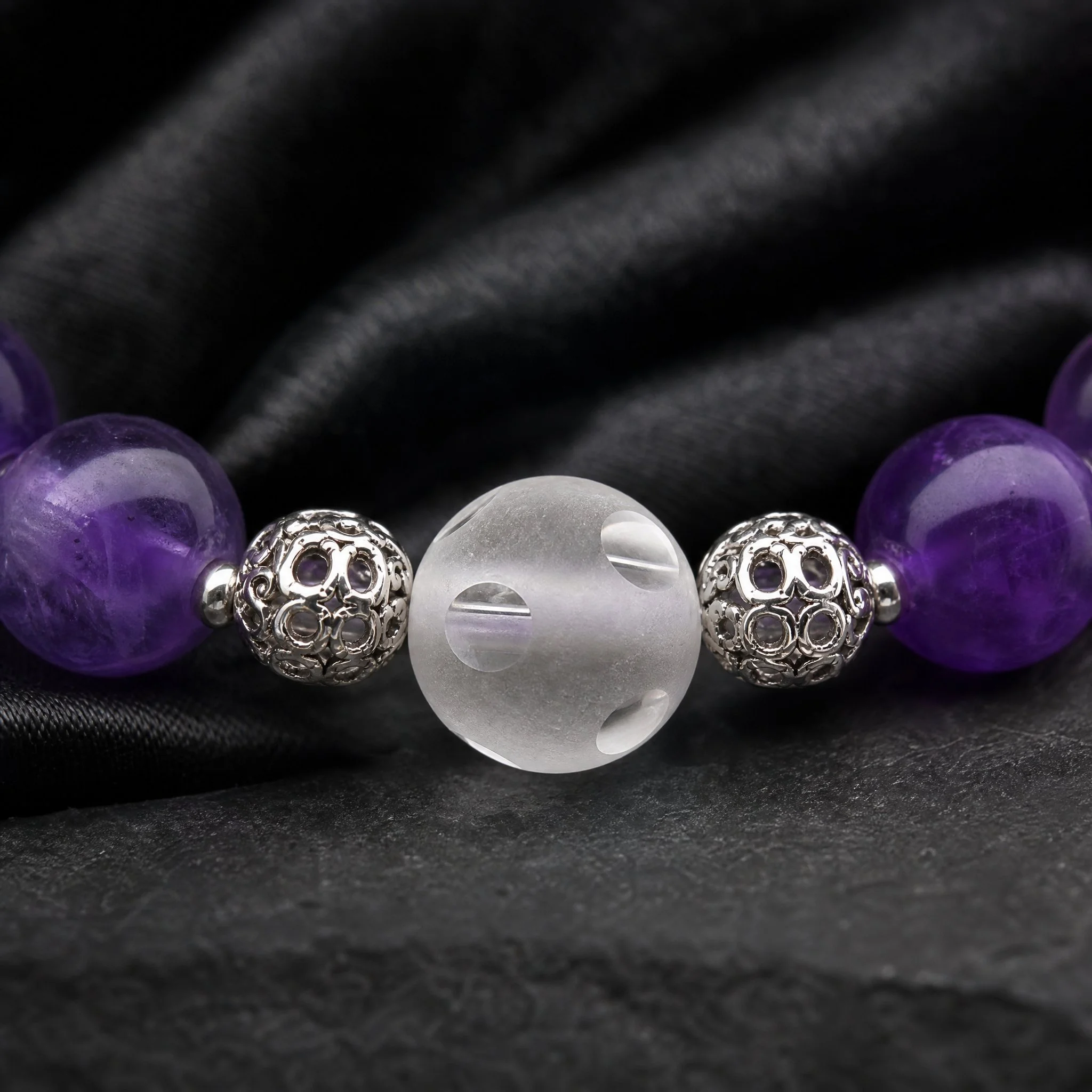 VIORELLA – Edelsteinarmband mit Amethyst & Bergkristall matt - PRANA Edelsteine – Handgefertigter Edelsteinschmuck