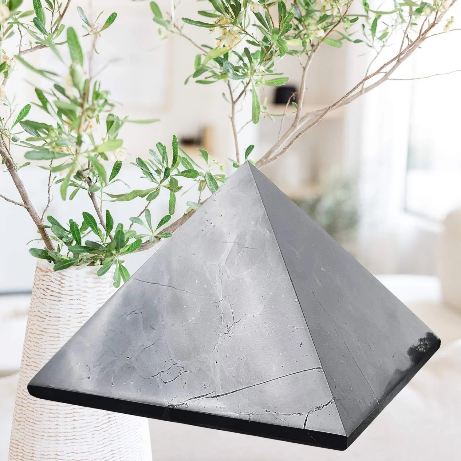 Schungit Pyramide poliert für Elektrosmogschutz bei WLAN, Schreibtisch und Induktionsplatte