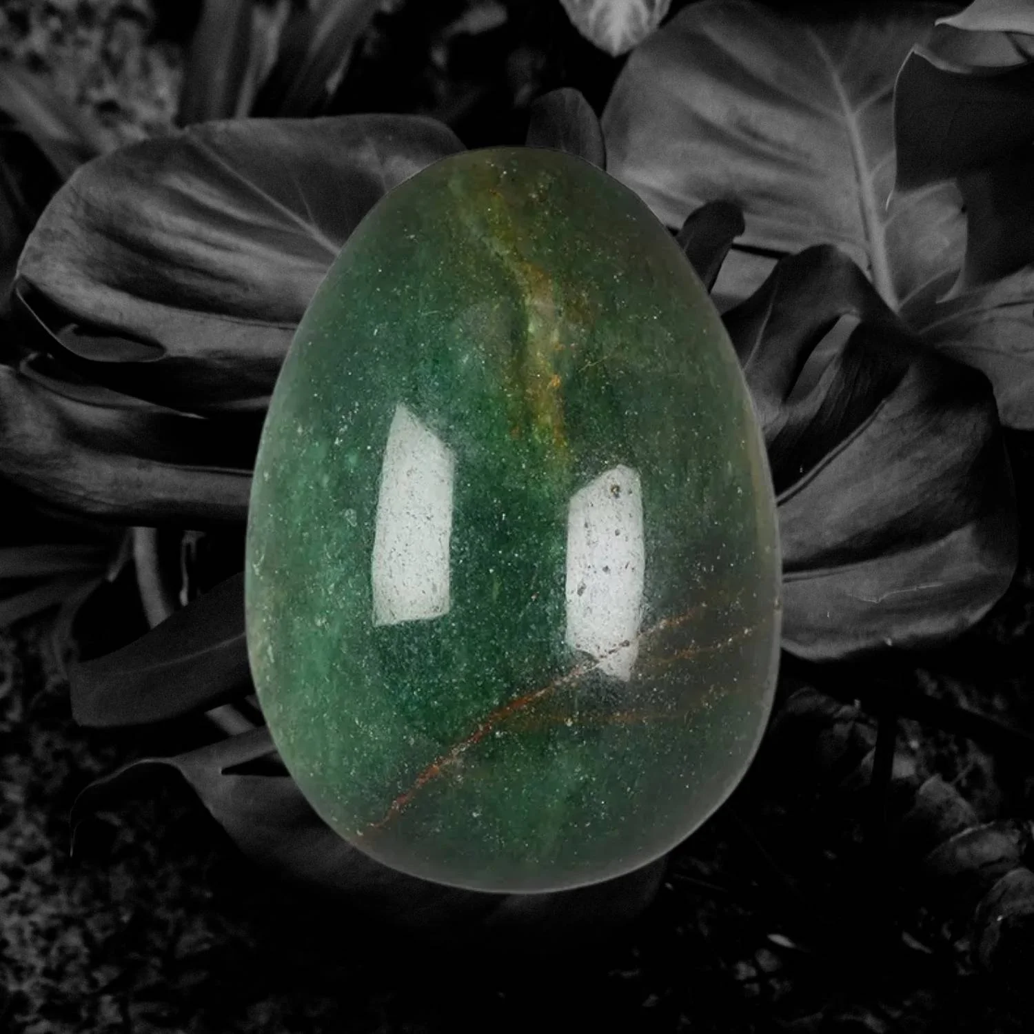 Handverlesenes Aventurin Ei aus grünem Quarz mit Aventureszenz 4,8 cm